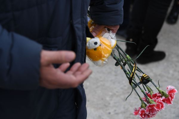 Сотни людей пришли проститься с убитой в Крыму пятилетней девочкой Сотни людей пришли проститься с убитой в Крыму пятилетней девочкой