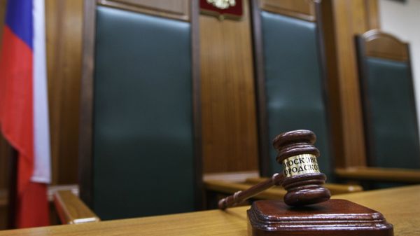 Кресло судьи в зале заседаний