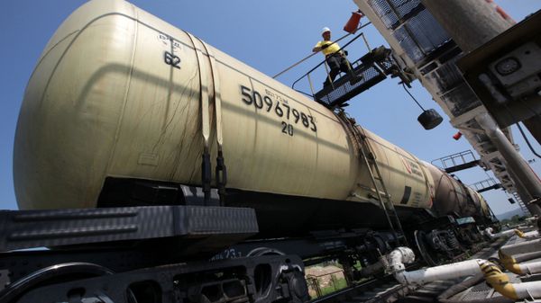 Эшелон с топливом во время разгрузки на базе нефтепродуктов. Архивное фото