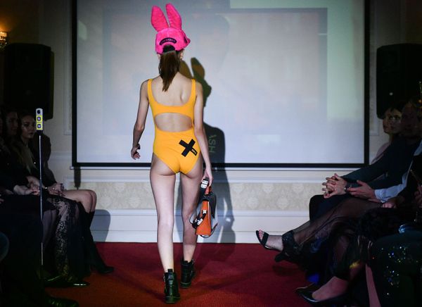 Модель в наряде дизайнеров Lapin & Pobedincev на Крымской неделе моды в Ялте