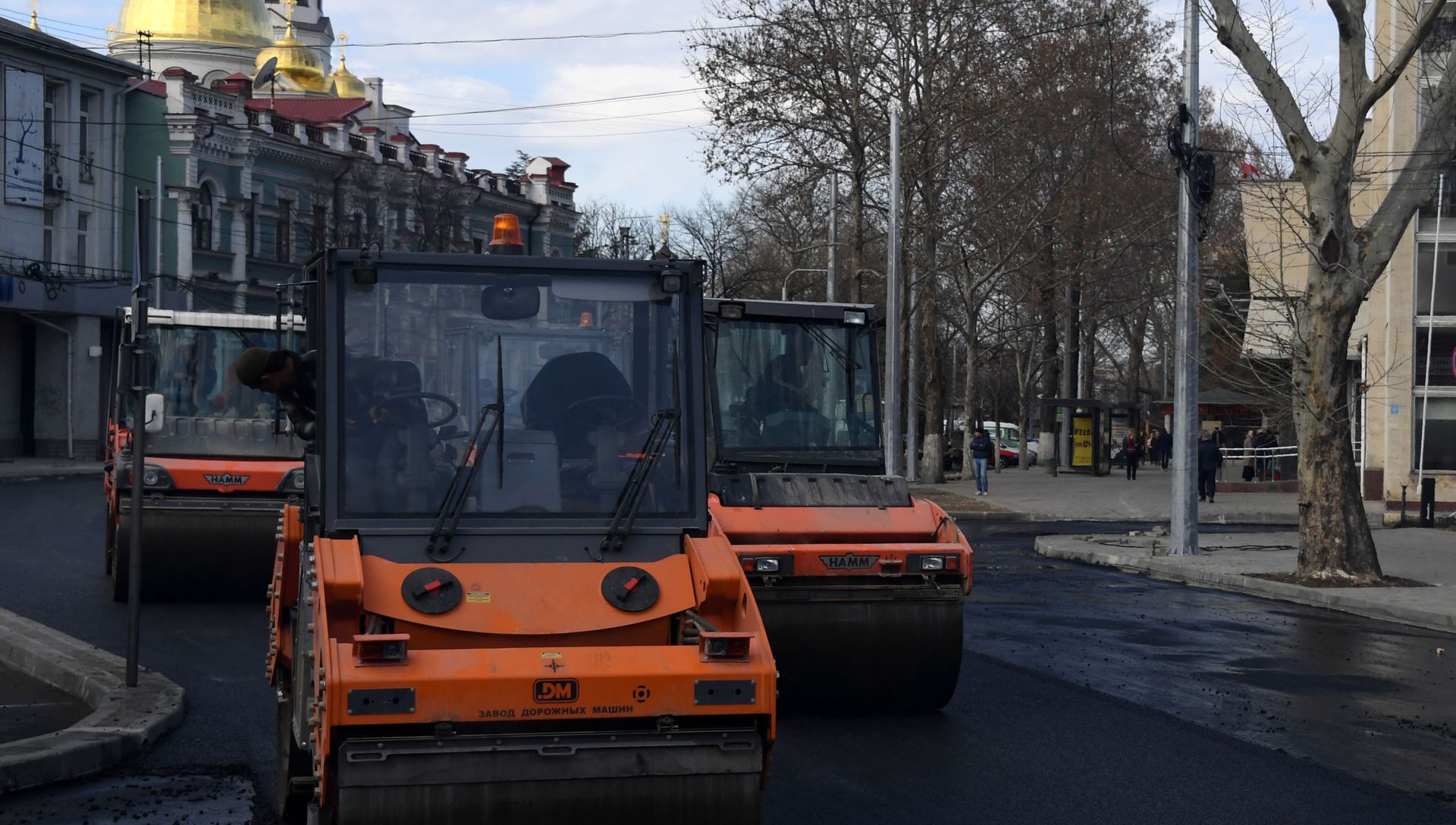 Укладка асфальта на улице Александра Невского в Симферополе Укладка асфальта на улице Александра Невского в Симферополе - РИА Новости, 1920, 24.12.2019