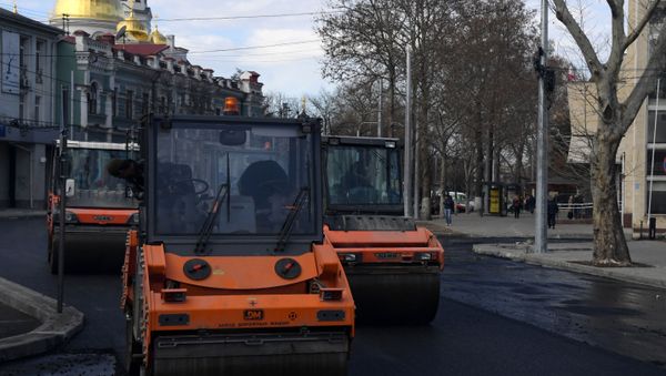 Укладка асфальта на улице Александра Невского в Симферополе 