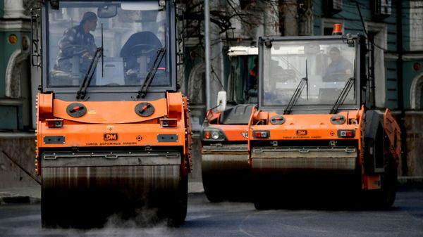 Укладка асфальта на улице Александра Невского в Симферополе 