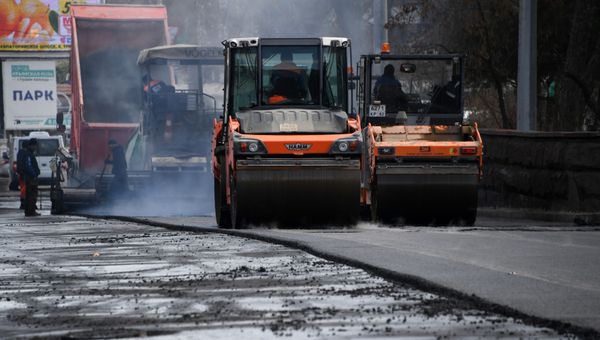 Укладка асфальта на улице Александра Невского в Симферополе Укладка асфальта на улице Александра Невского в Симферополе