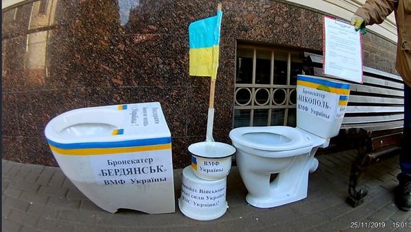 Унитазы у посольства Украины в Москве