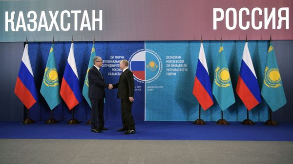 7 ноября 2019. Президент РФ Владимир Путин и президент Казахстана Касым-Жомарт Токаев во время встречи на форуме межрегионального сотрудничества России и Казахстана в Омске