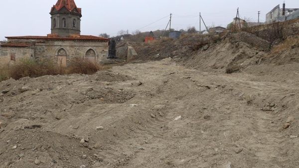 Осенью в Феодосии на прилегающих к храму Святого Георгия площадях одна за другой стартовали две стройки Осенью в Феодосии на прилегающих к храму Святого Георгия площадях одна за другой стартовали две стройки