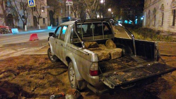 Севастопольские общественники вывозят уникальные блоки крымбальского камня с места реконструкции улицы Большая Морская
