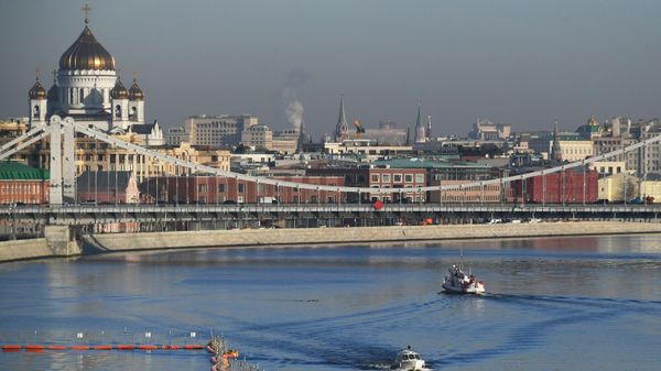 Крымский мост и район Хамовники в Москве