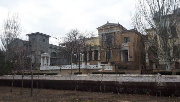 Дачи Виктория, Милоси Флора на набережной Феодосии