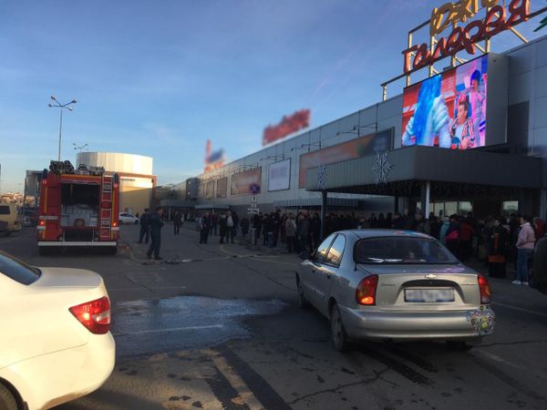 В Симферополе сотни человек эвакуированы из торгового центра