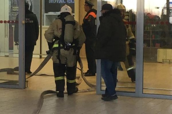 В Симферополе сотни человек эвакуированы из торгового центра