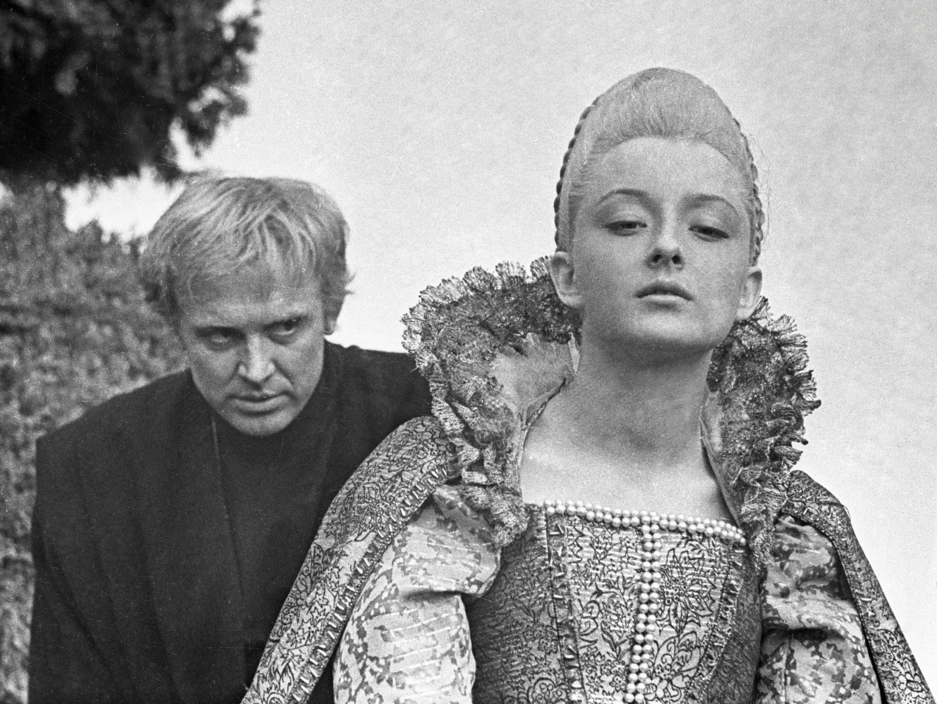 Анастасия Вертинская (справа) и Иннокентий Смоктуновский (слева) на съемках фильма Гамлет - РИА Новости, 1920, 18.02.2022