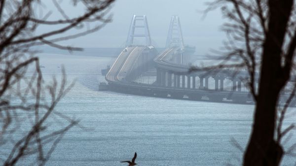 Вид на Крымский мост с Крымского полуострова