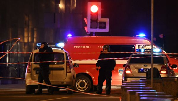 Машины полиции недалеко от здания ФСБ на Лубянской площади в Москве, где произошла стрельба