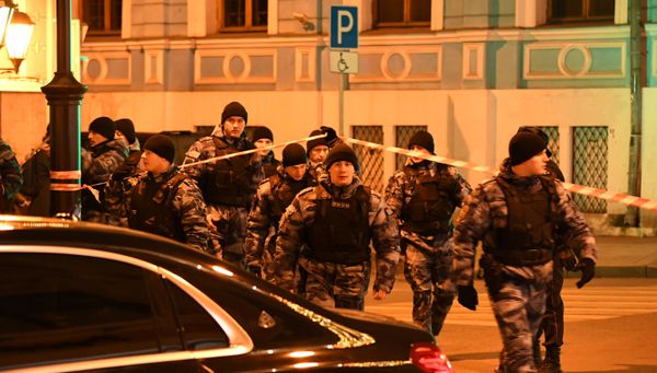 Сотрудники силовых структур недалеко от здания ФСБ на Лубянской площади в Москве, где произошла стрельба
