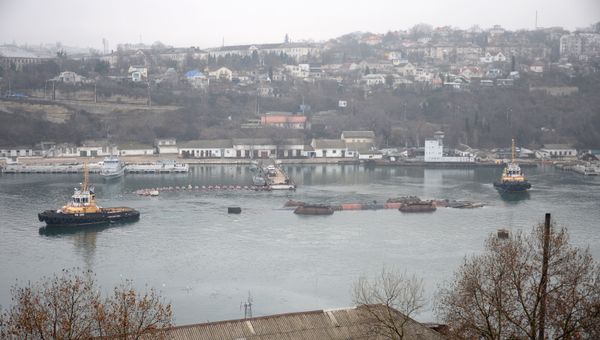 Затонувшую с доком подлодку перетаскивают в Инкерман на разделку
