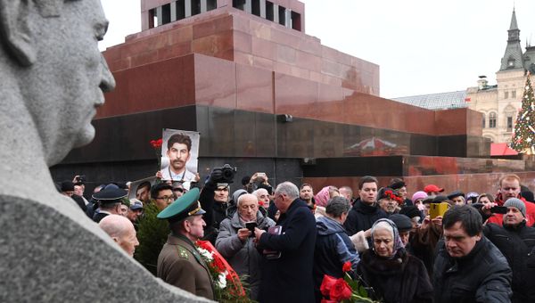 Возложение цветов к могиле И. В. Сталина у Кремлевской стены