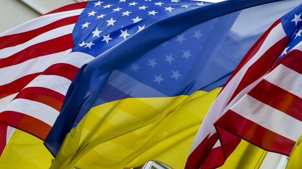 Флаги США и Украины.