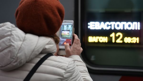 Прибытие пассажирского поезда  Таврия в Крым