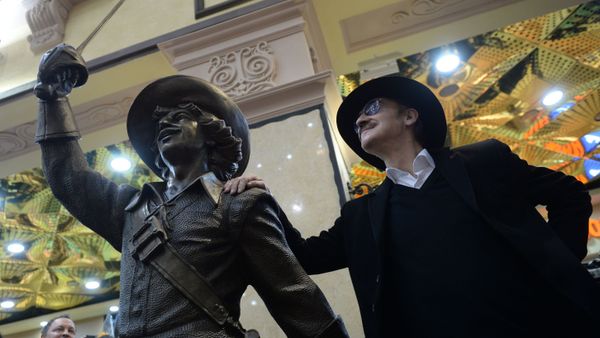 Исполнитель главной роли в фильме Д’Артаньян и три мушкетера Михаил Боярский на открытии в екатеринбургском универмаге Пассаж скульптуры своего героя.