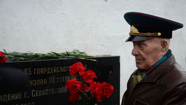 Ветеран Александр Попов из Нижнего Новгорода на мемориале Красная горка в Севастополе Ветеран Александр Попов из Нижнего Новгорода на мемориале Красная горка в Севастополе