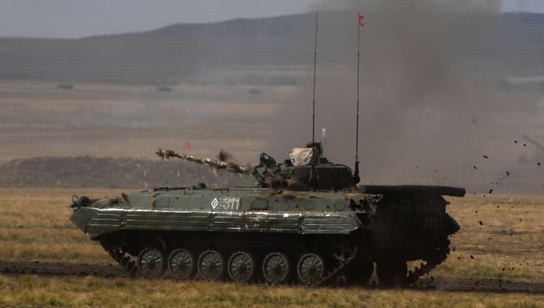 БМП-2 во время основного этапа стратегического командно-штабного учения Центр-2019 на полигоне Донгуз.