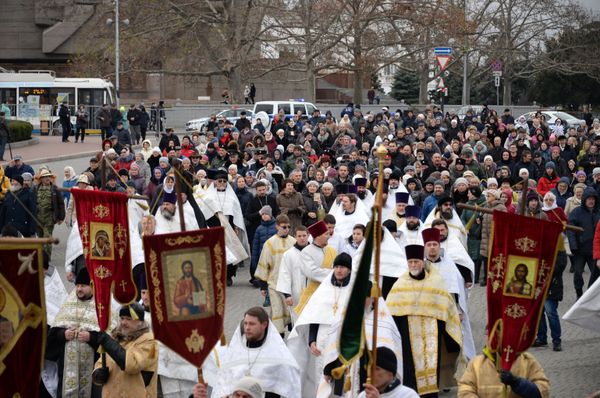 В Севастополе прошел традиционный рождественский крестный ход - фото