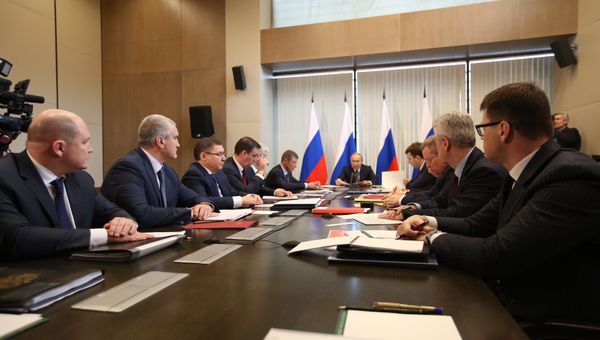 Президент РФ Владимир Путин на совещании с руководителями исполнительной власти Республики Крым и города Севастополя по вопросам социально-экономического развития в Ялте