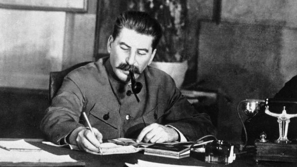 Иосиф  Сталин в рабочем кабинете.