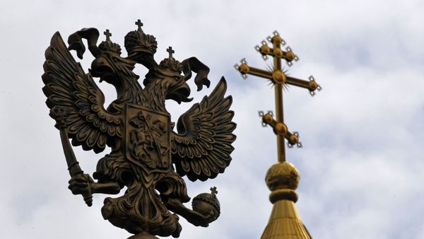 Герб России на фоне Спасо-Преображенского кафедрального собора Герб России на фоне Спасо-Преображенского кафедрального собора