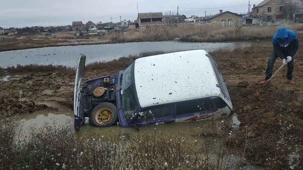 В Крыму Нива чуть не утонула в грязи - фото
