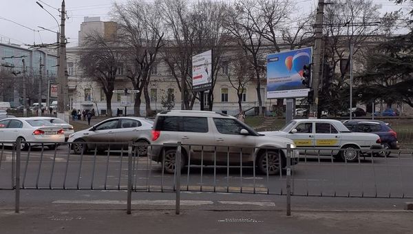 В Симферополе убрали спорный пешеходный переход