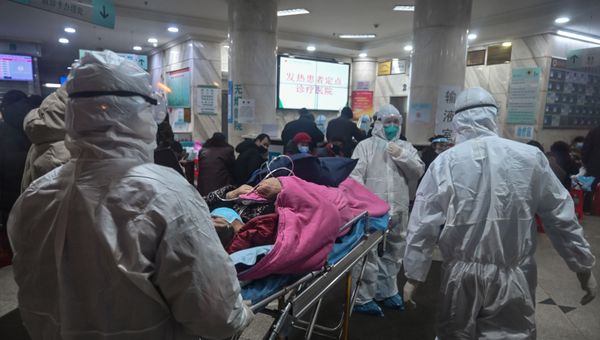 Пациенты в госпитале Красного креста в Ухани, Китай