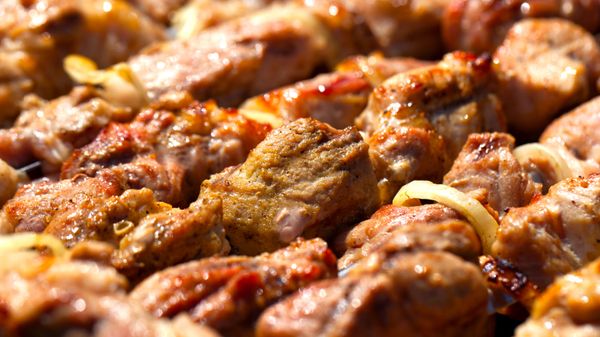 Макрофотография шашлыка с луком