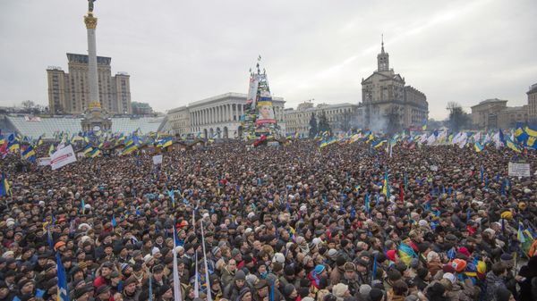 Участники акции сторонников евроинтеграции Украины День достоинства на площади Независимости в Киеве, декабрь 2013 года