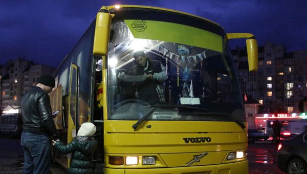 Пассажиры у автобуса на центральном автовокзале в Симферополе Пассажиры у автобуса на центральном автовокзале в Симферополе