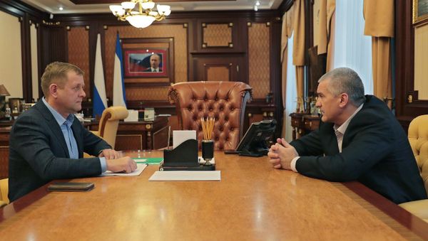 Глава Республики Крым Сергей Аксенов и владелец парка львов Тайган Олег Зубков