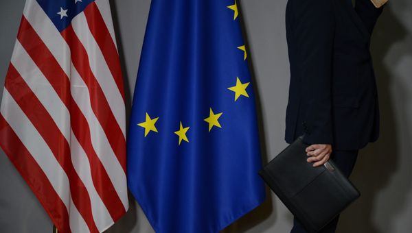 Флаги США и Европейского совета в Брюсселе.