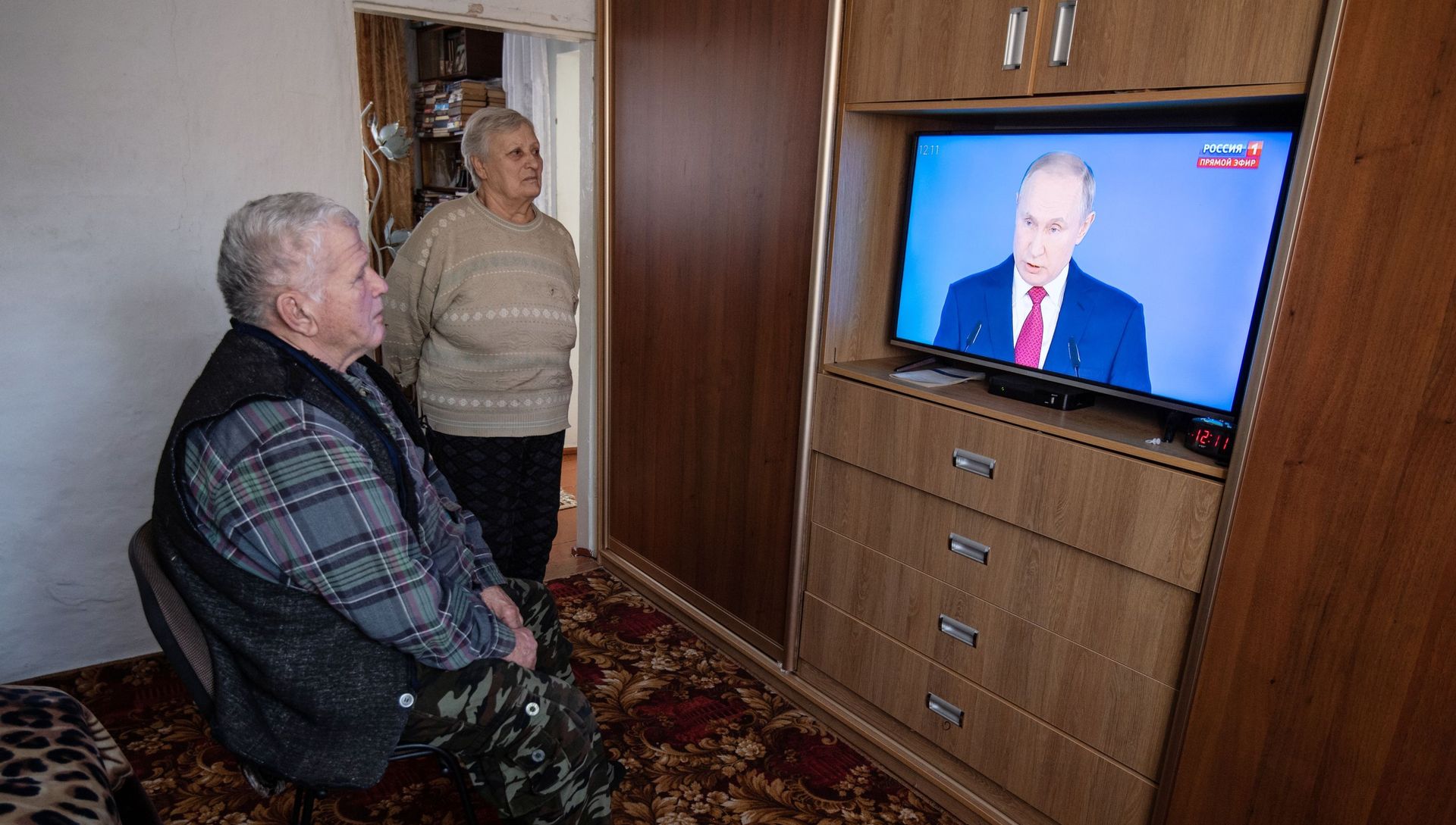 Пожилые люди смотрят телевизор Пожилые люди смотрят телевизор - РИА Новости, 1920, 15.10.2020