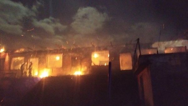 В Керчи на пожаре мужчину придавило обгоревшей крышей