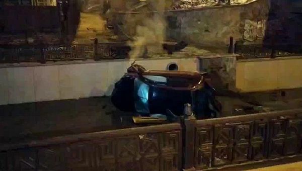 В Симферополе автомобиль упал в реку В Симферополе автомобиль упал в реку