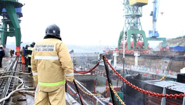 Пожар на сухогрузе в Севастополе