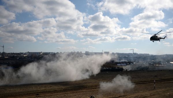 Советские солдаты под шквальным огнем вызывают вертолет для поддержки 