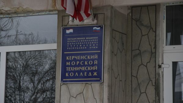 Табличка на здании Морского технического колледжа в Керчи