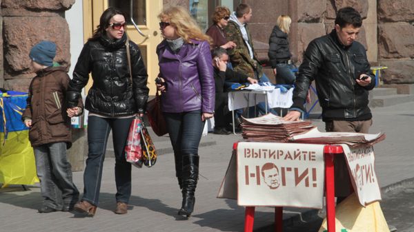 Продавец ковриков с изображением президента Украины Виктора Януковича на Крещатике Продавец ковриков с изображением президента Украины Виктора Януковича на Крещатике