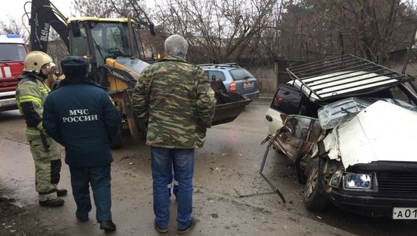 Столкновение легкового автомобиля и экскаватора