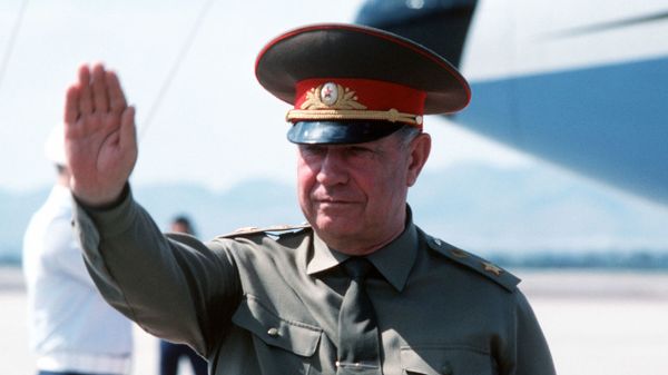 Министр обороны СССР Дмитрий Язов во время визита в США, 1989 год. Министр обороны СССР Дмитрий Язов во время визита в США, 1989 год.