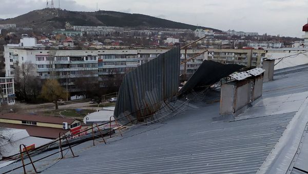 В Феодосии из-за штормового ветра сорвало крышу многоквартирного дома