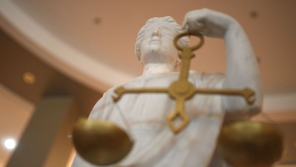 Статуя Фемиды в здании суда. Архивное фото